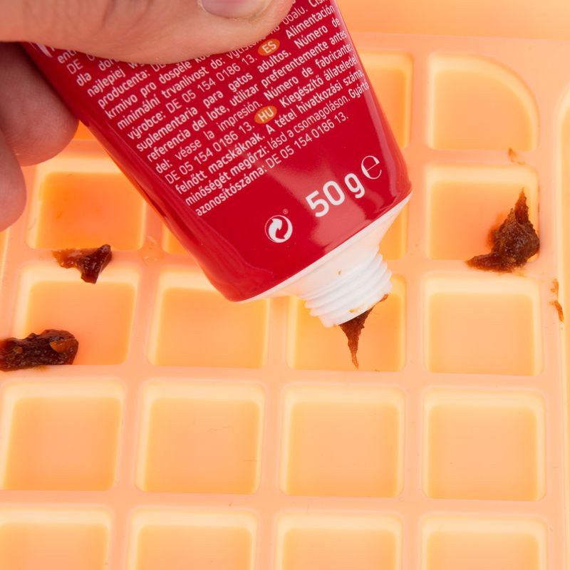 TIAKI licking mat with suction cups L 29 x W x H 18 x 1 cm