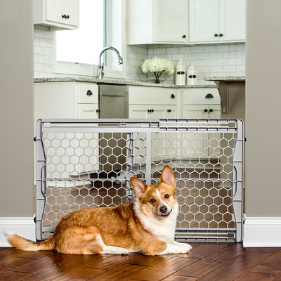 Carlson Expandable Plastic Pet Gate Height 59cm, Width 71 -107cm