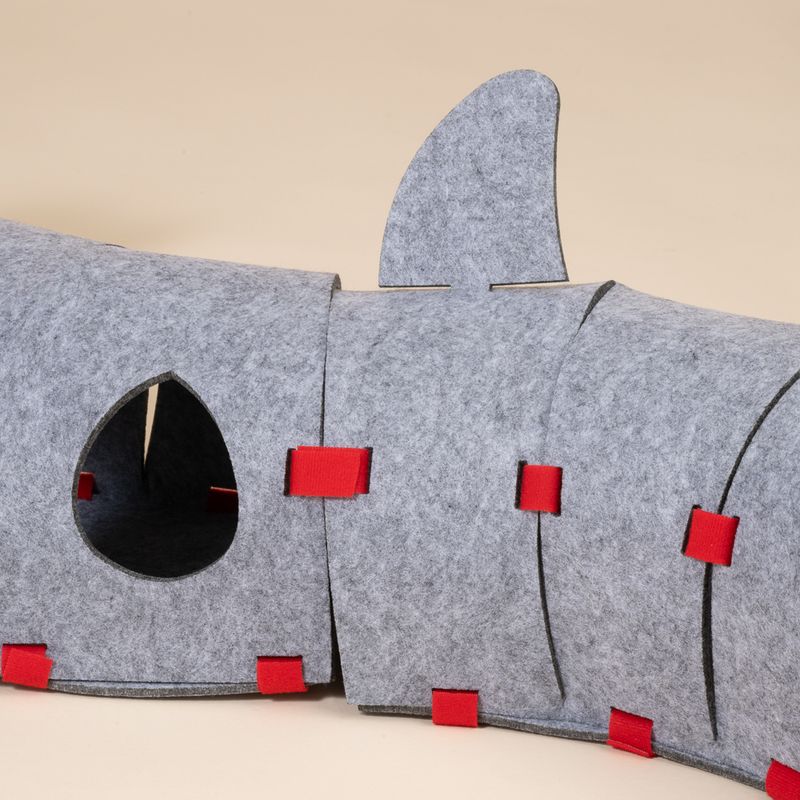 TIAKI Shark Cat Tunnel 100 x 23 x 21 cm (L x W x H)