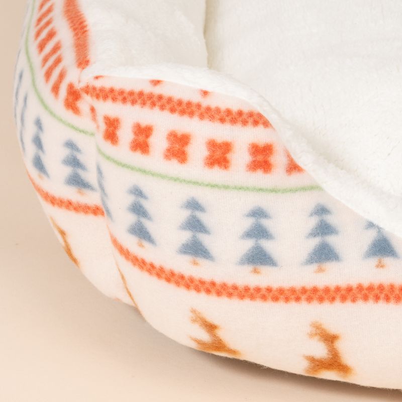 TIAKI Bed & Blanket Set with Nordic Winter Pattern Size M: 72 x 62 x 17 cm (L x W x H)