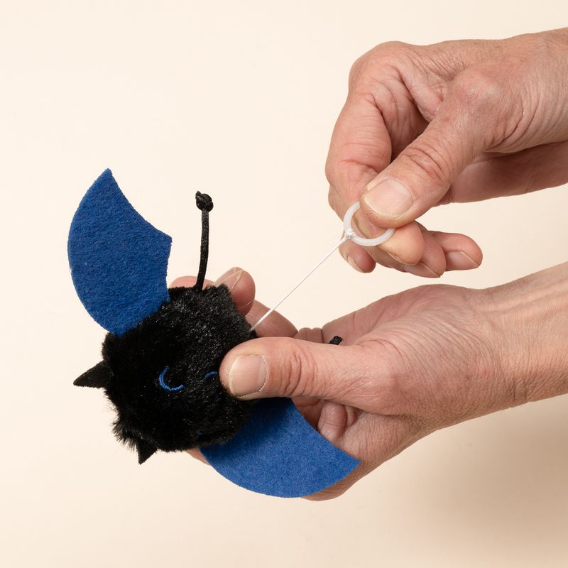 TIAKI Vibrating Bat with Retracting Pull String Cat Toy 1 Toy