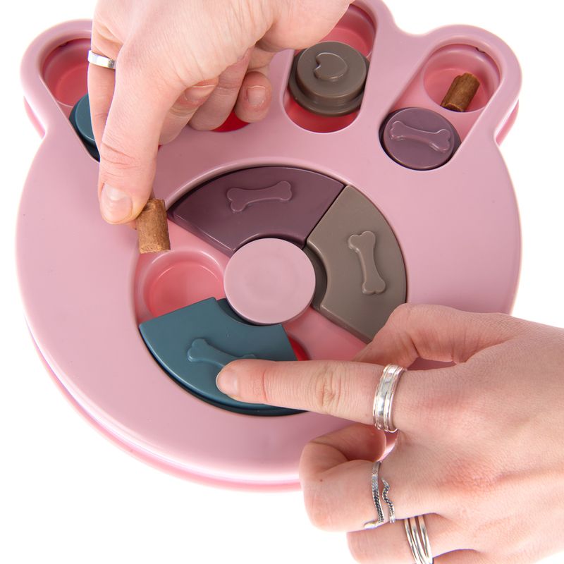 Intelligence Snack Paw Toy 24 x 24 x 3.2cm (L x W x H)