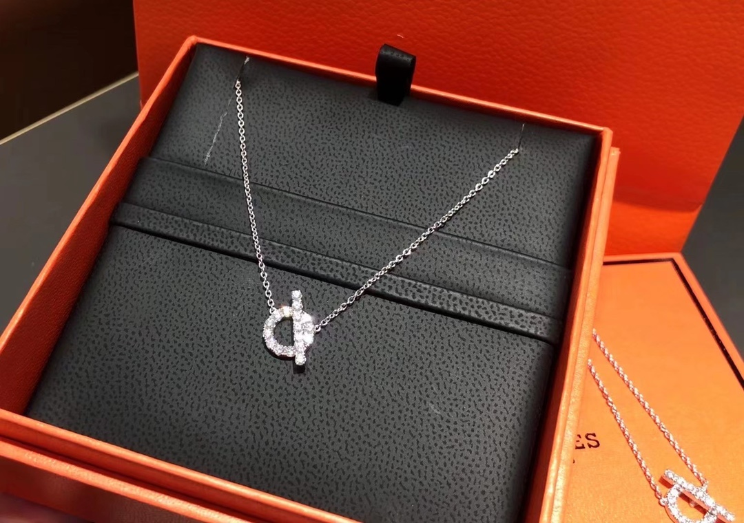 Q Necklace with Full Diamonds