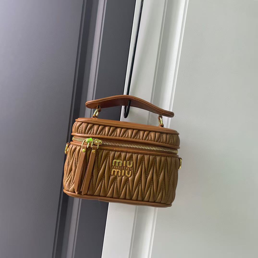 Miu Miu Matelass茅 Bag 5BH226 LM022 18cm