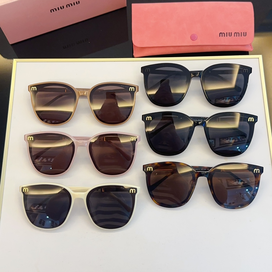 Miu Miu Sunglasses SMU 20S SM061