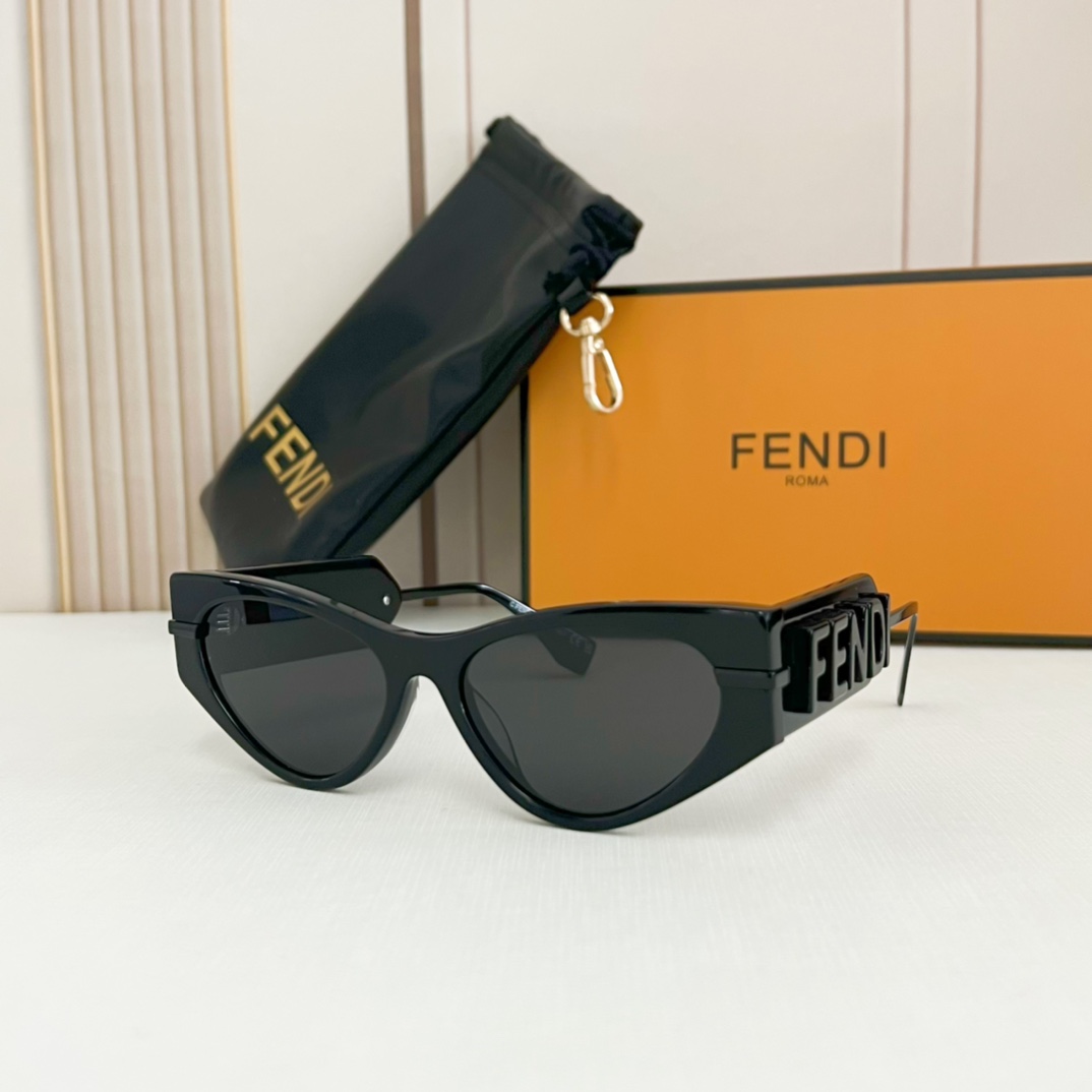 Fendi Sunglasses FE40121 SM071