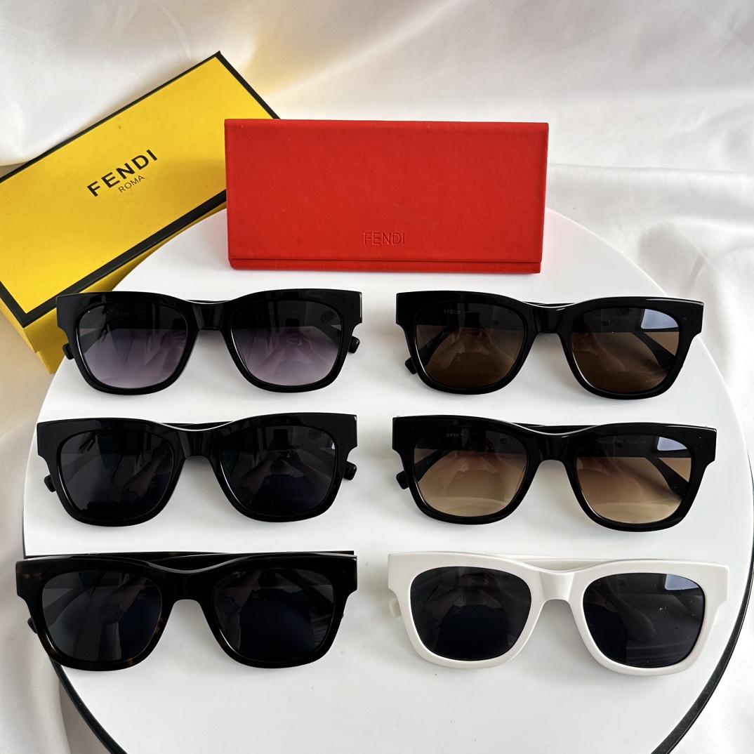 Fendi Sunglasses FE40132I SM061
