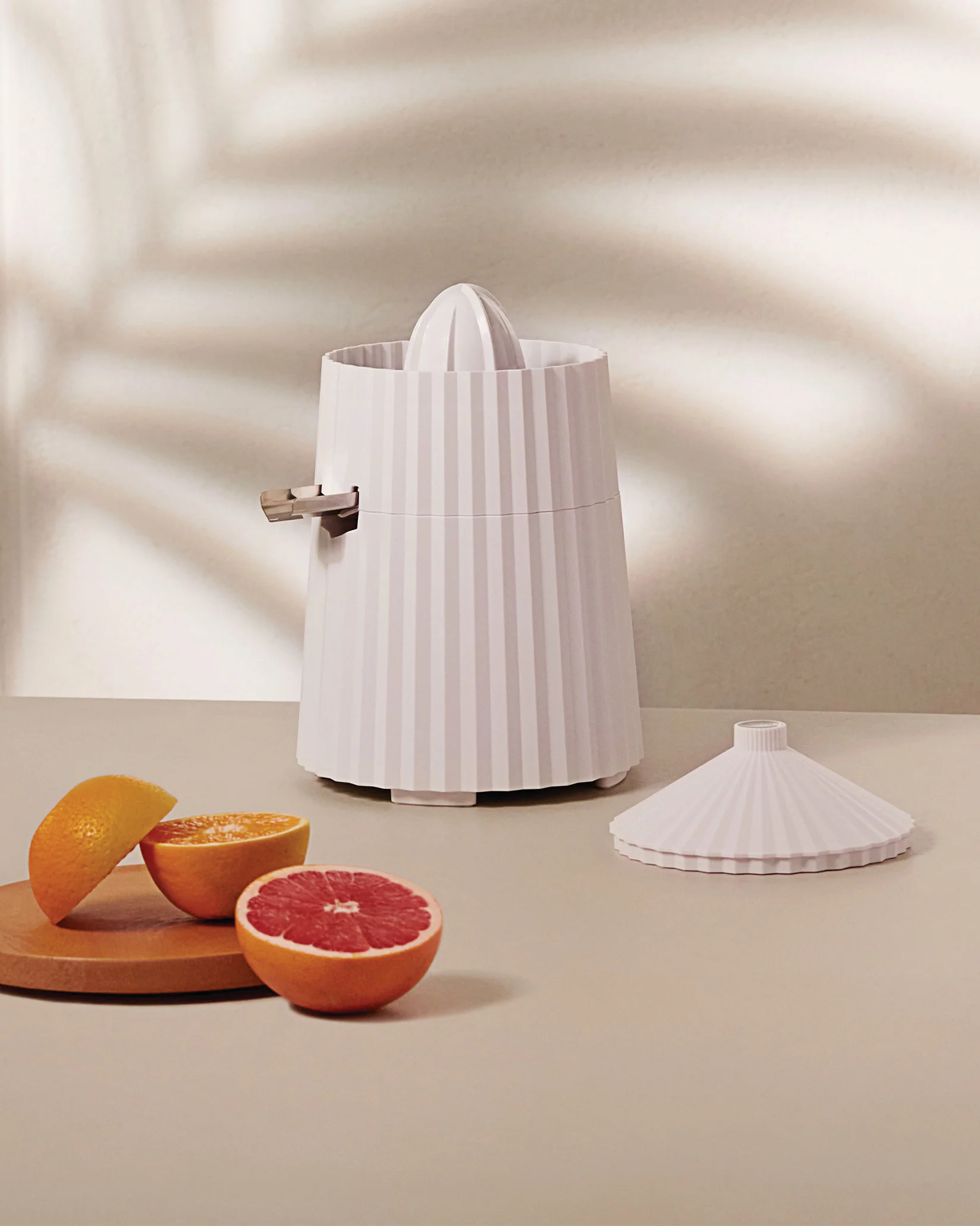 Plissé Electric citrus-squeezer. European plug Design Michele De Lucchi