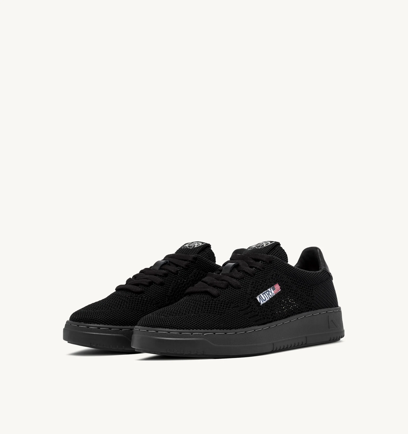 EASEKNIT MEDALIST LOW SNEAKERS IN BLACK FABRIC