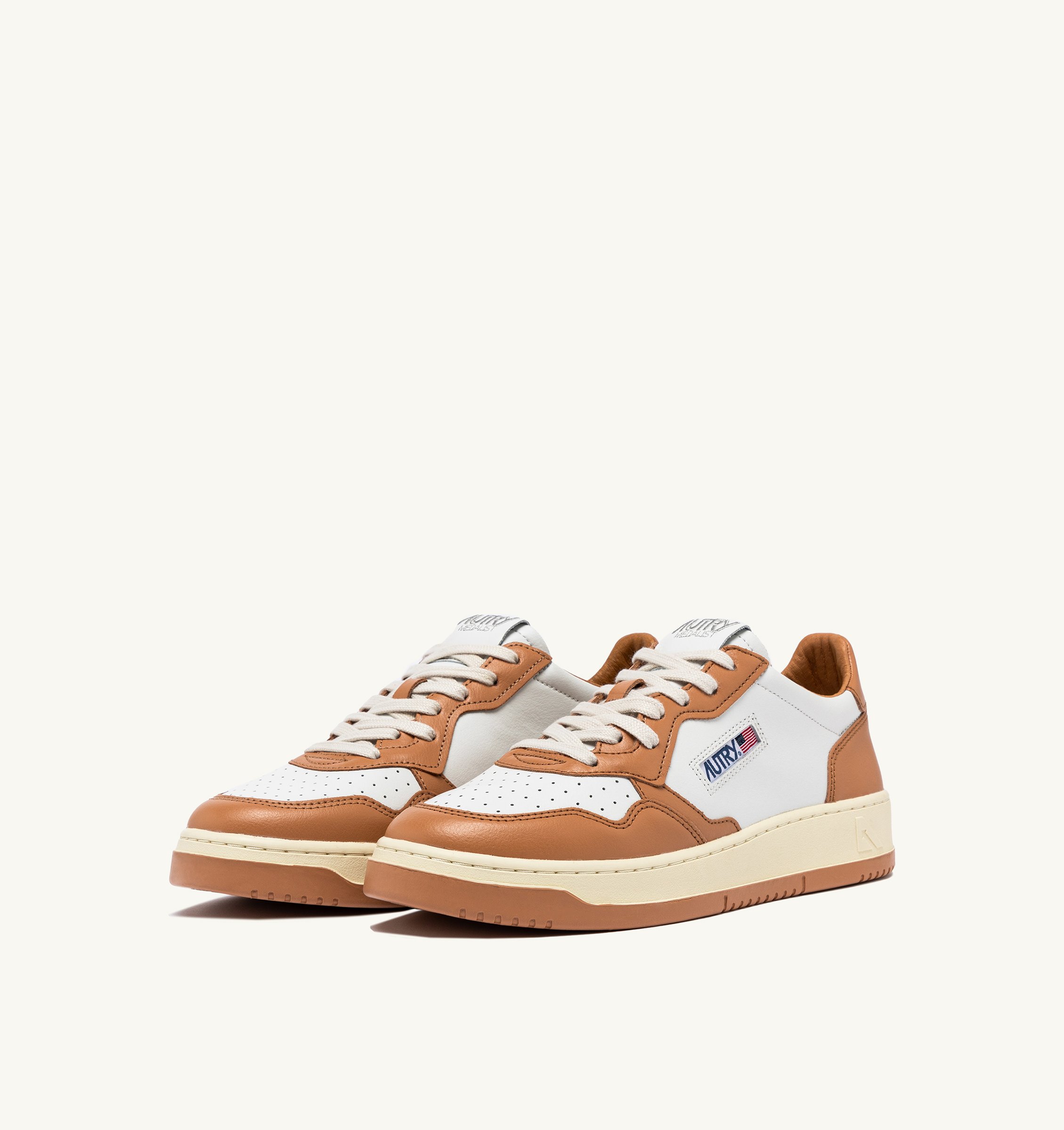 MEDALIST LOW BICOLOR SNEAKERS IN WHITE AND SAND STORM LEATHER