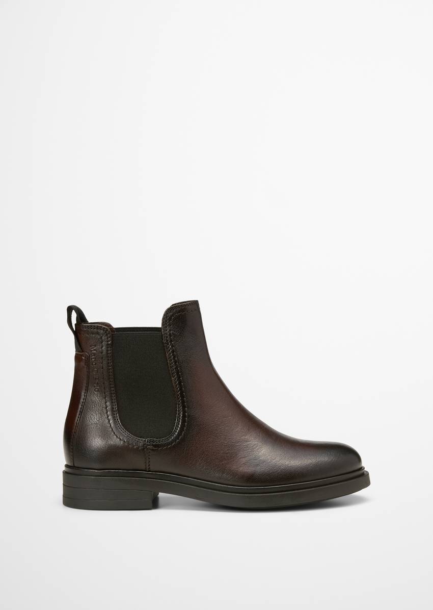 Chelsea boot made from fine cowhide