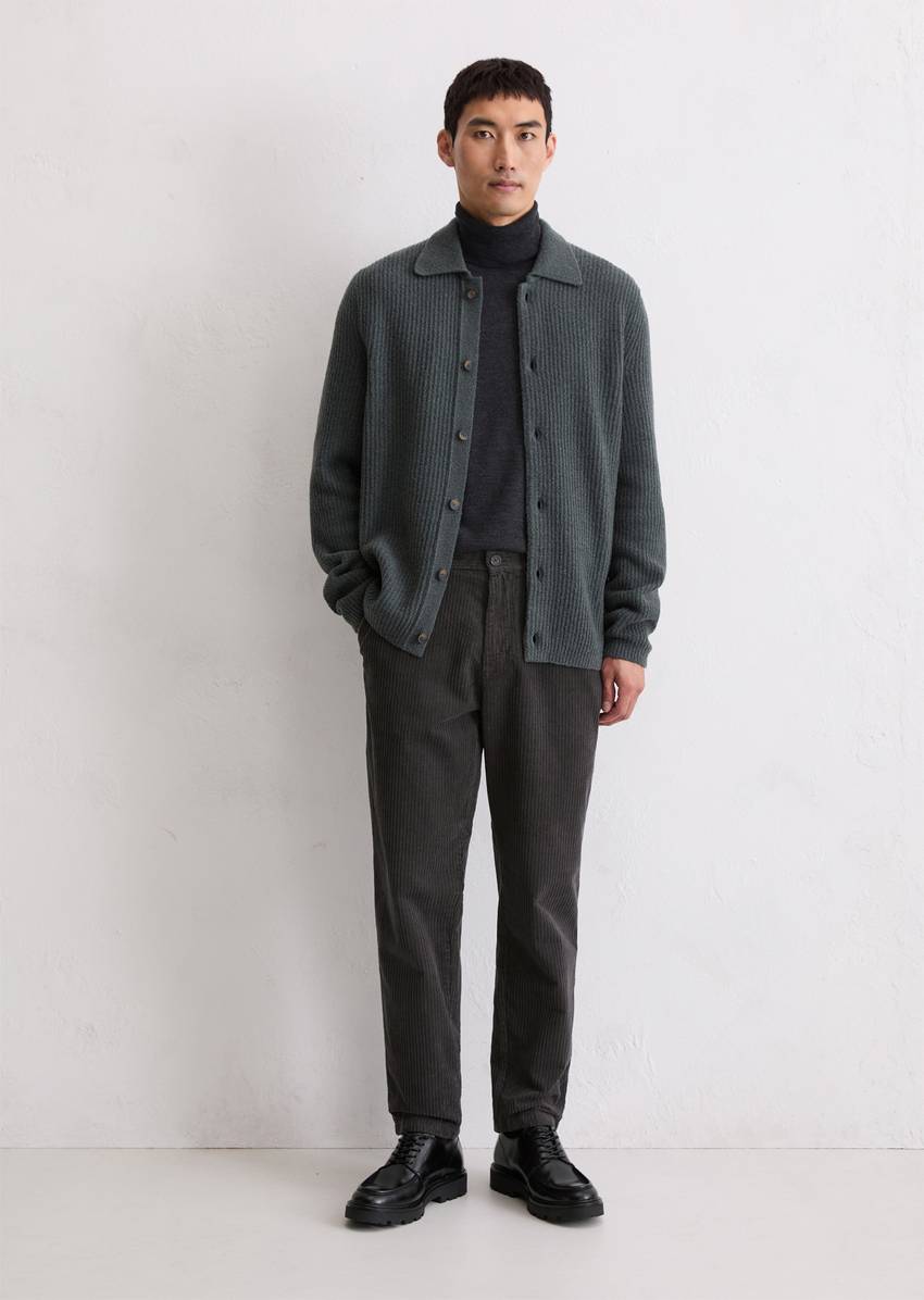 Relaxed corduroy trousers with wide ribbed structure