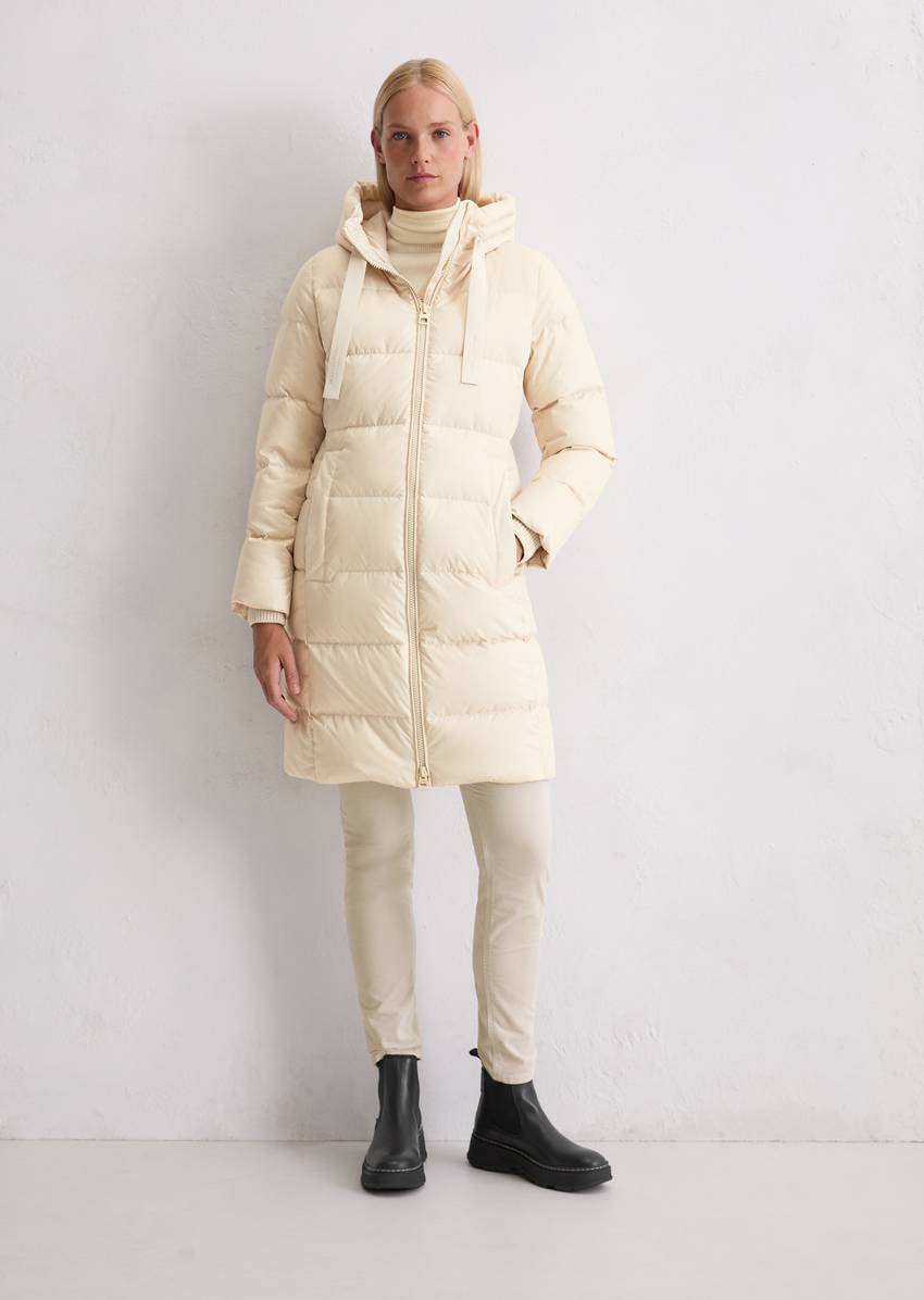 Hooded down coat shaped with water-repellent surface