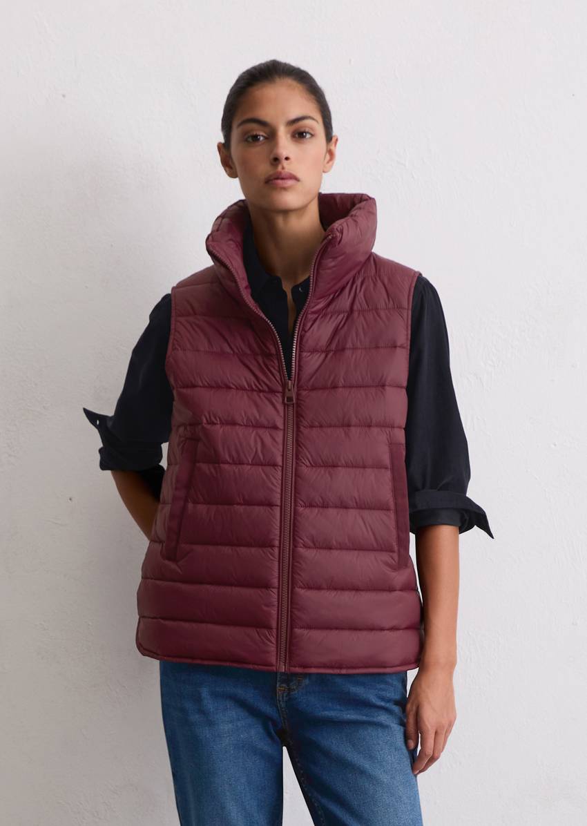 Lightweight quilted vest fitted with recycled materials