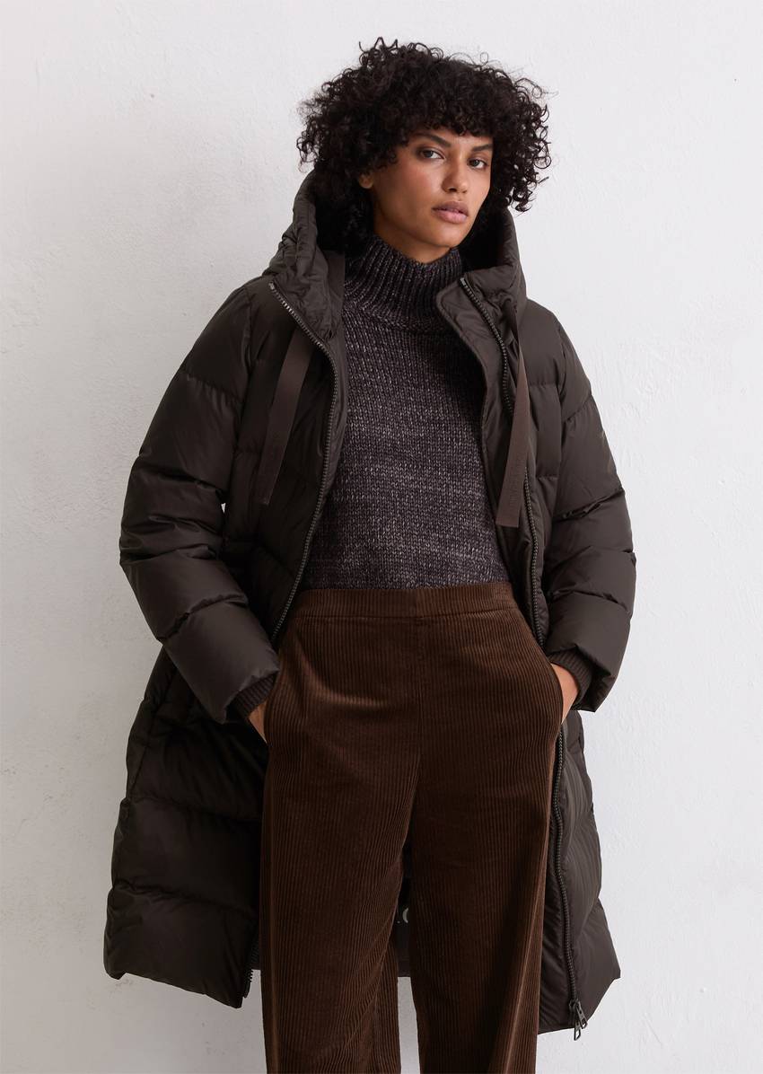 Hooded down coat shaped with water-repellent surface