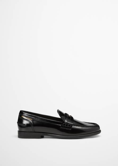 Penny loafer made of patent leather with coin