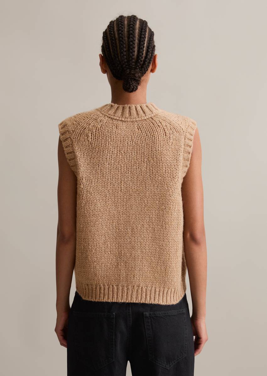 Sleeveless cropped cardigan made from a cozy virgin wool/alpaca blend