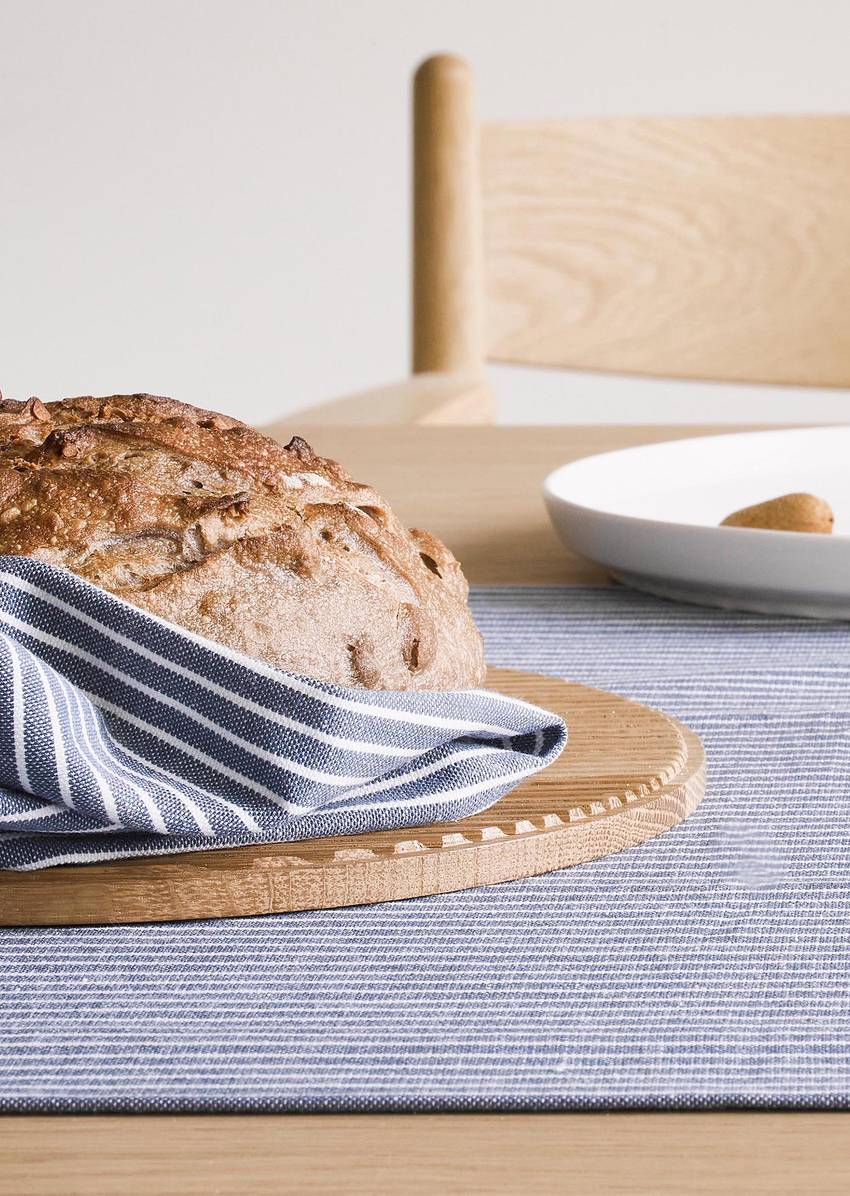 Round cutting board Model Moments made of wood