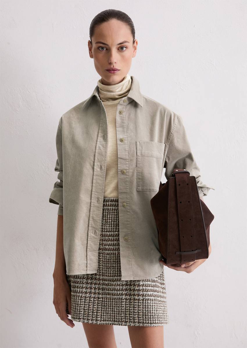 Relaxed velvet overshirt made from organic cotton stretch