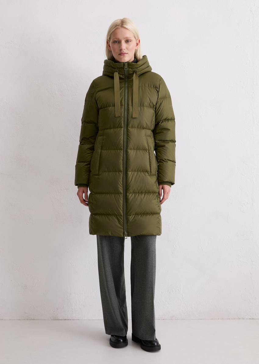 Hooded down coat shaped with water-repellent surface