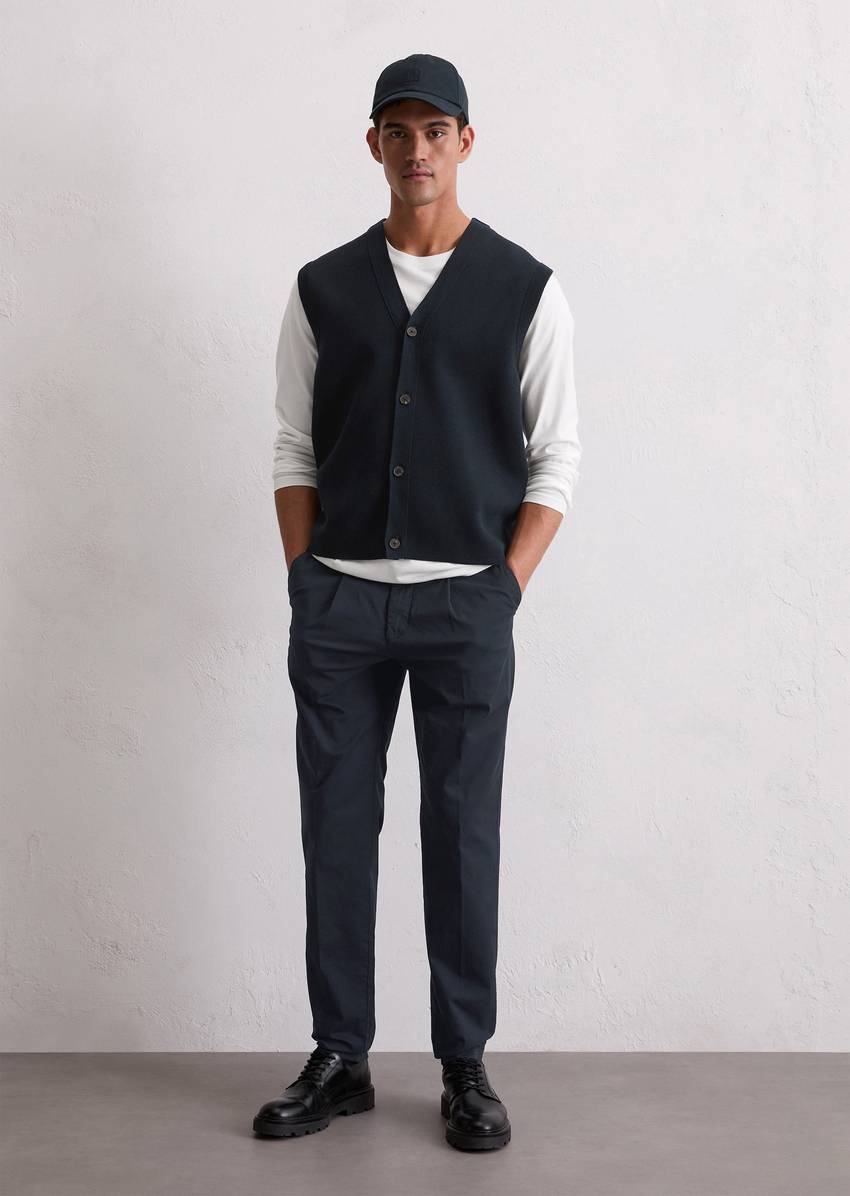 Pants model Morot jogger pleats made from organic cotton twill stretch