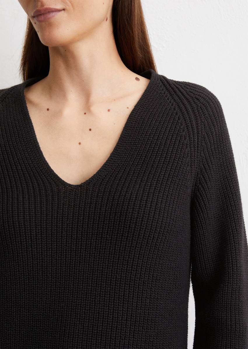 V-neck knitted sweater slim made from soft cotton yarn