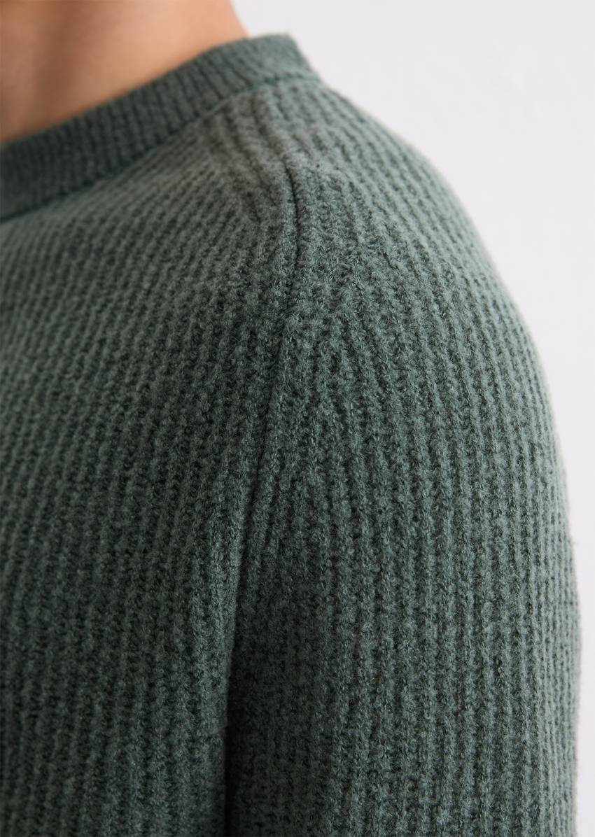 Sweater regular made from a soft virgin wool blend