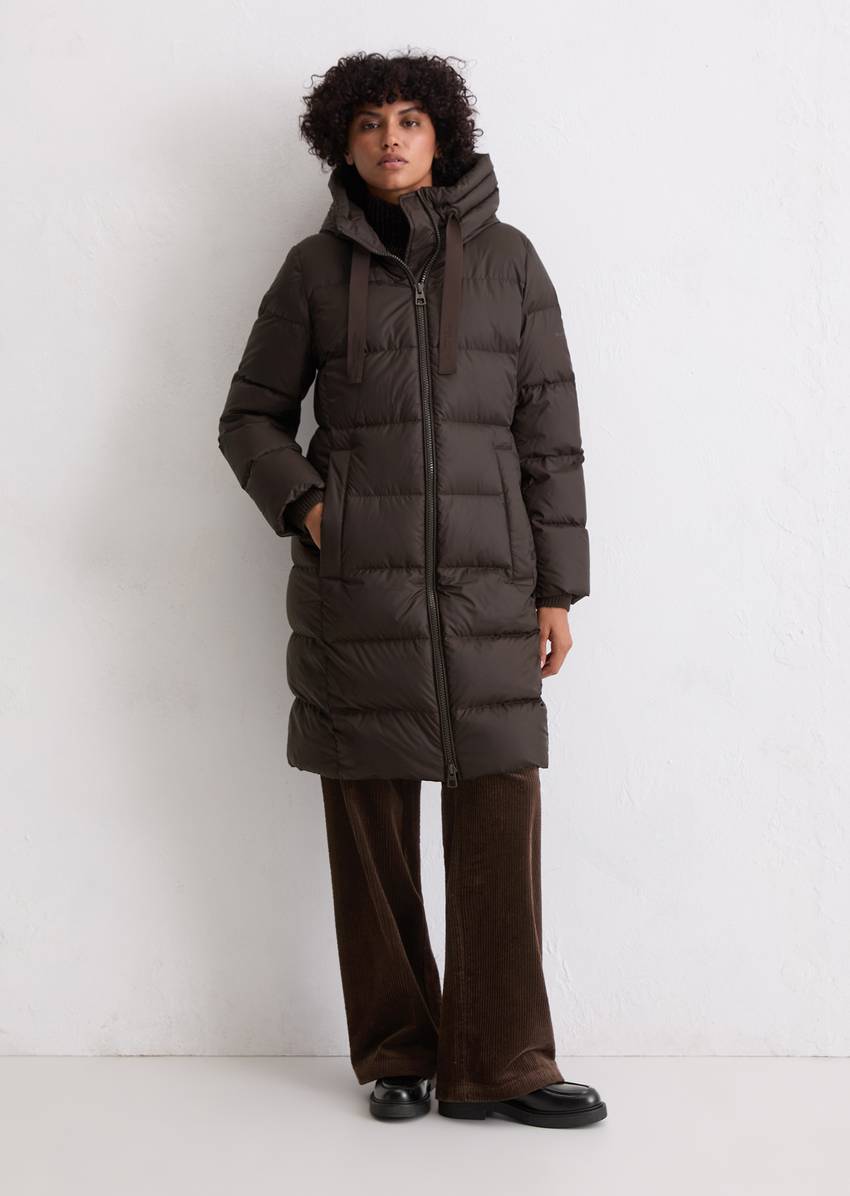 Hooded down coat shaped with water-repellent surface