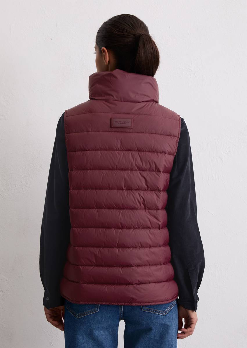 Lightweight quilted vest fitted with recycled materials