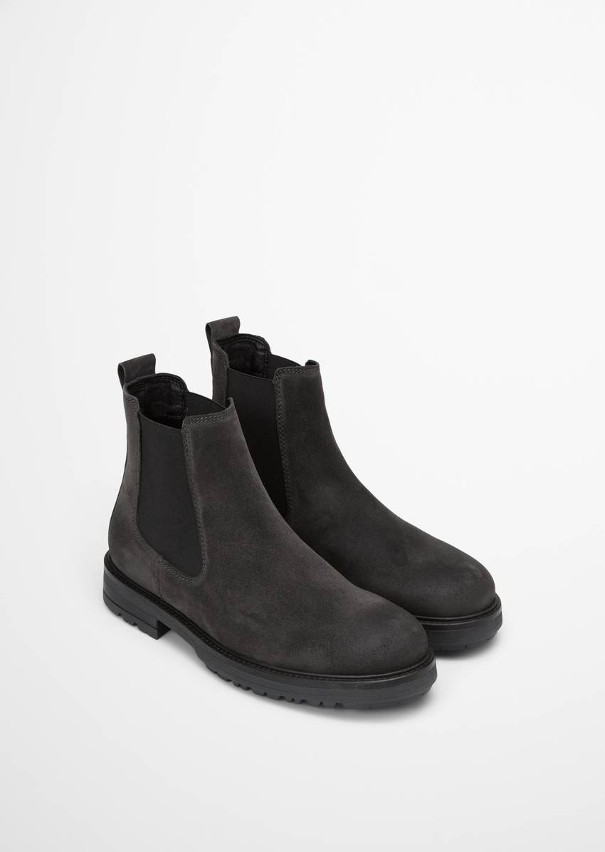 Chelsea boot made from fine suede cowhide