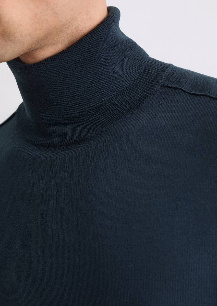 Regular turtleneck sweater made from soft merino wool