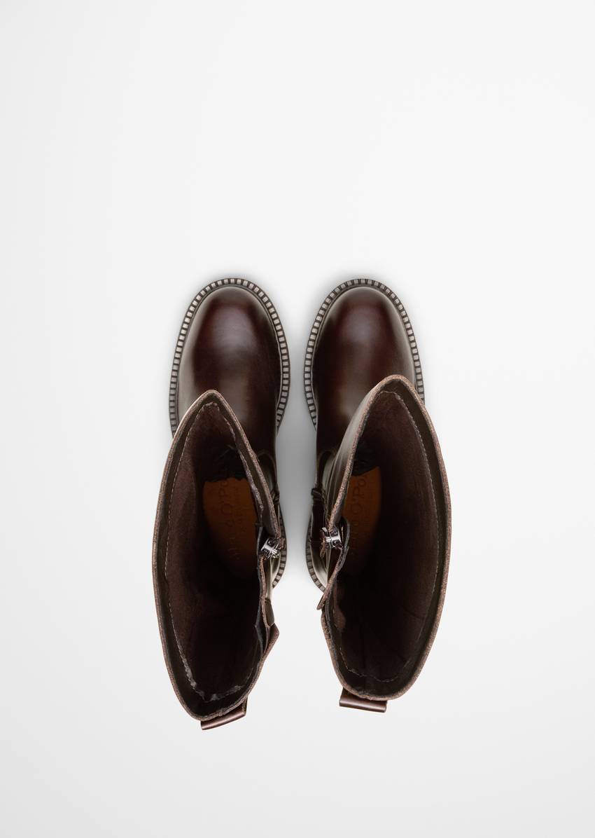 Long-shaft boots model Phia with a strong profile