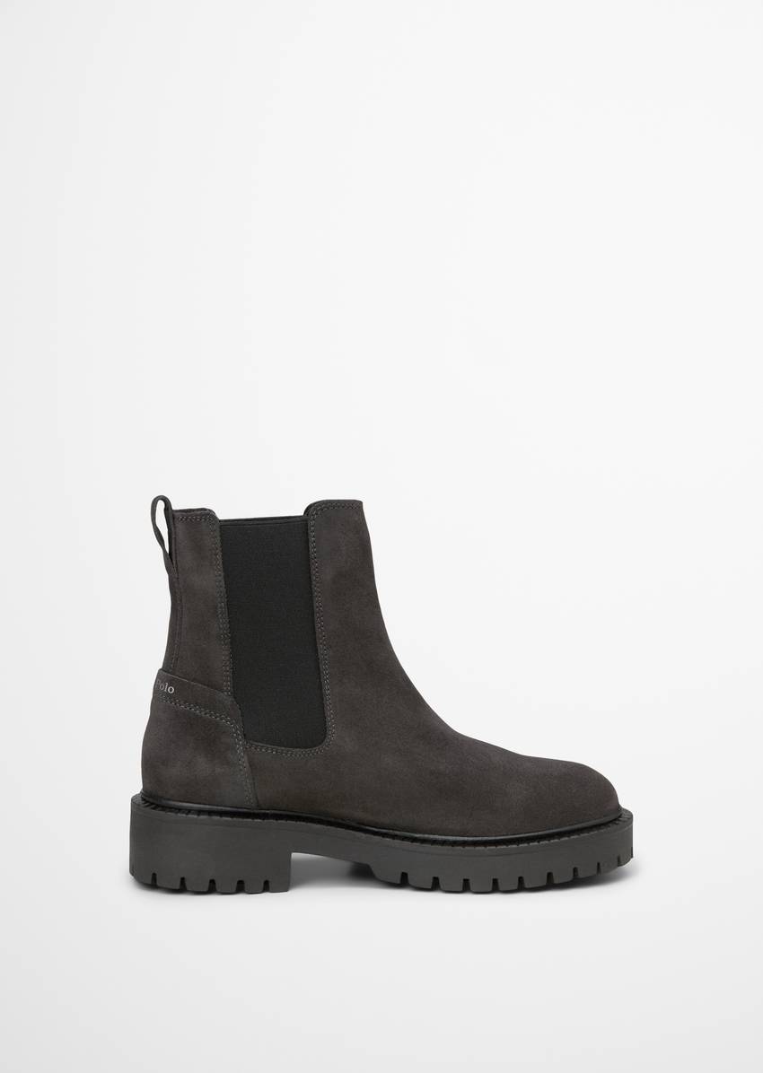 Chelsea boot with treaded sole