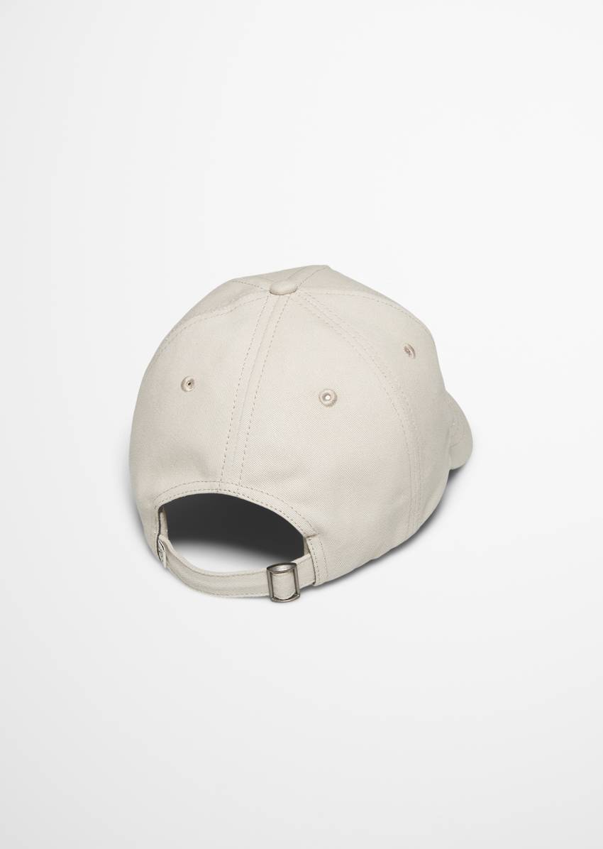 Cap made from high-quality organic twill