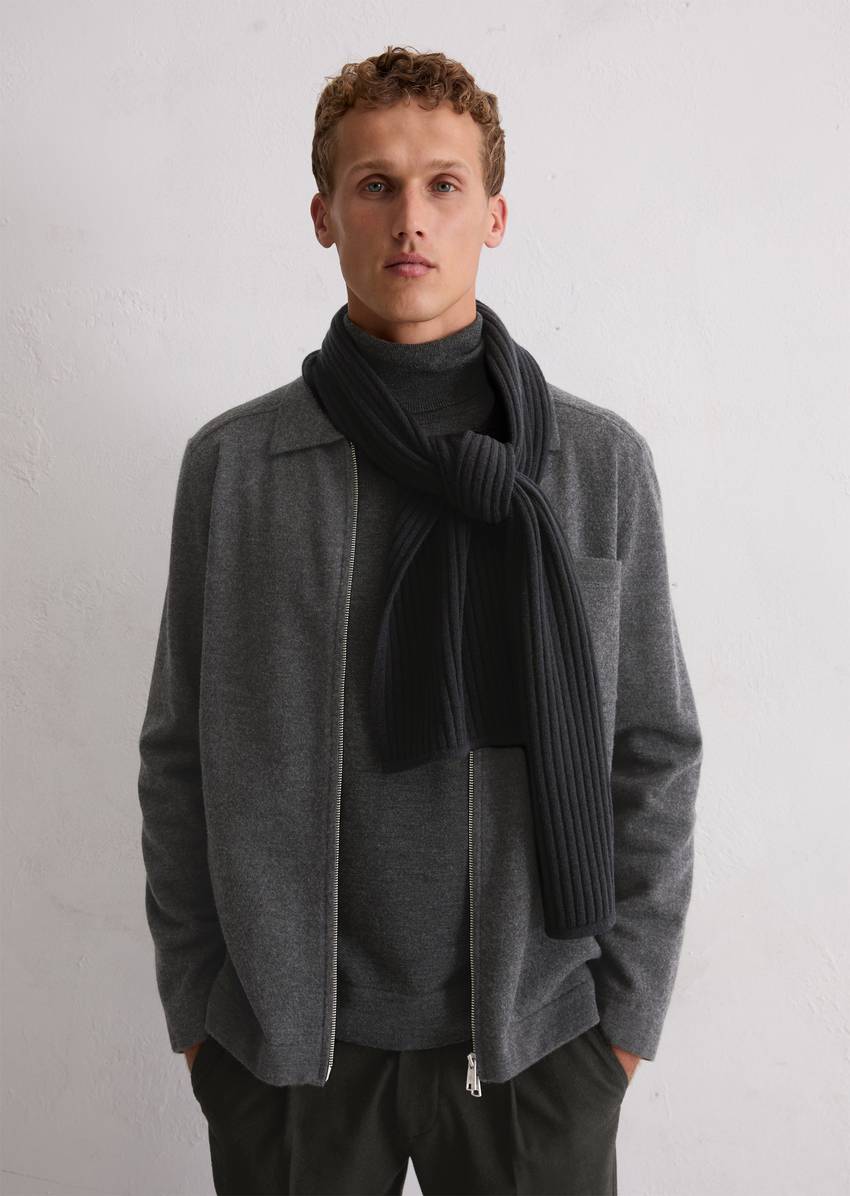 Knitted scarf made from the finest cashmere