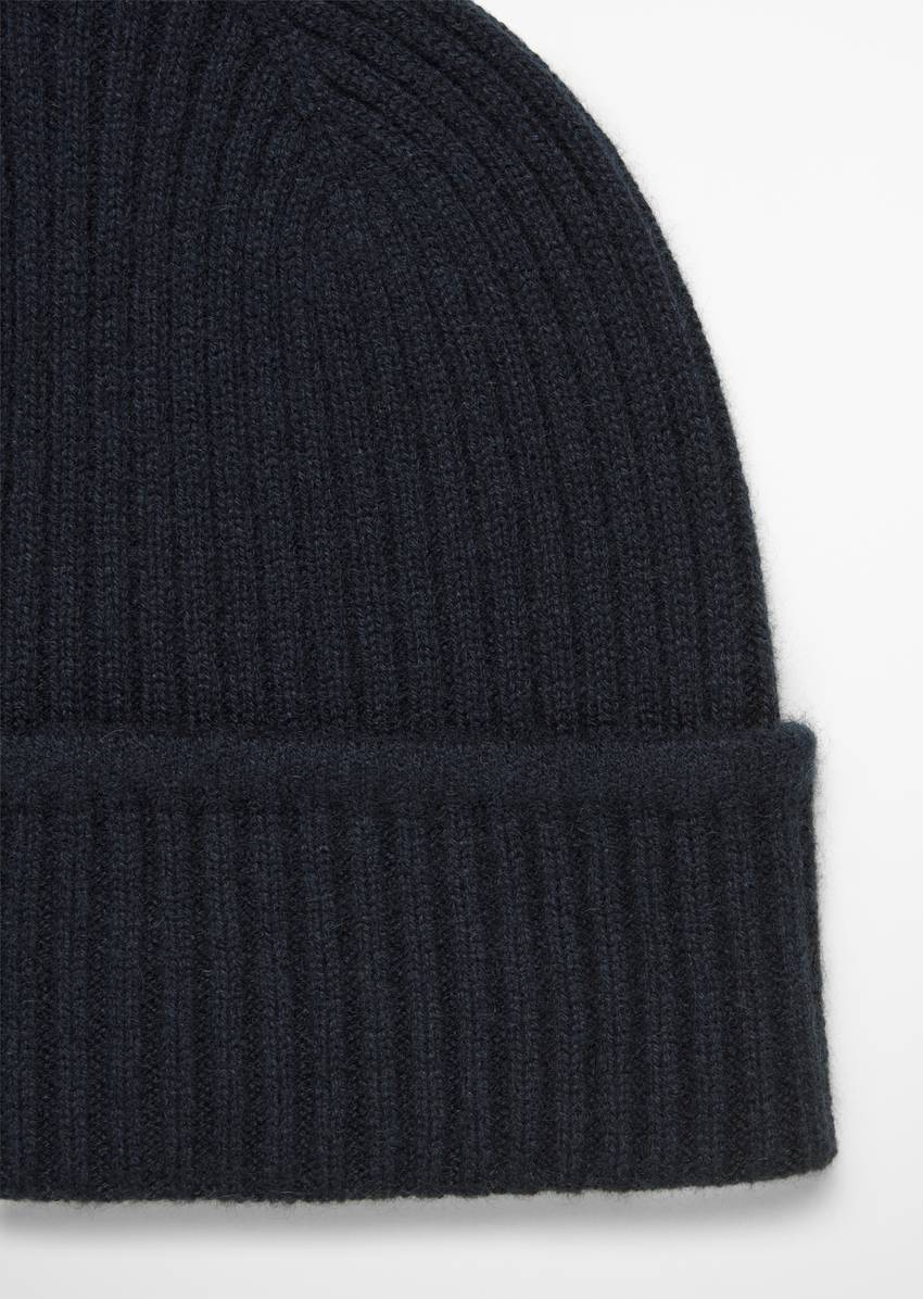 Knitted cap made from the finest cashmere