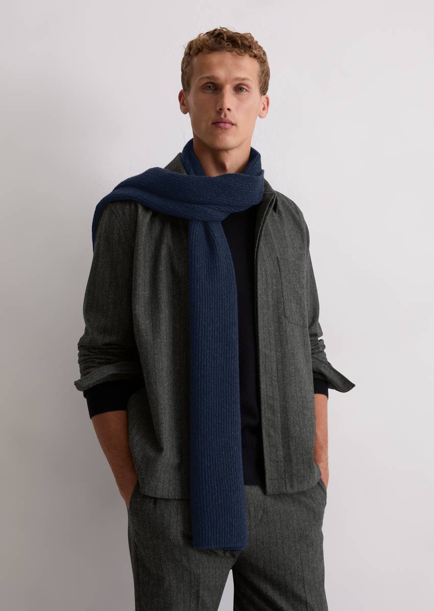 Knitted scarf made from a recycled sheep's wool mix