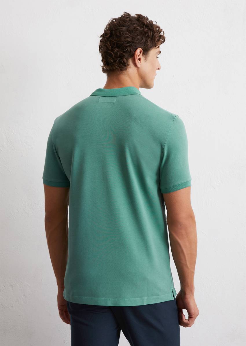 Piqué shaped polo shirt made of organic stretch cotton fabric