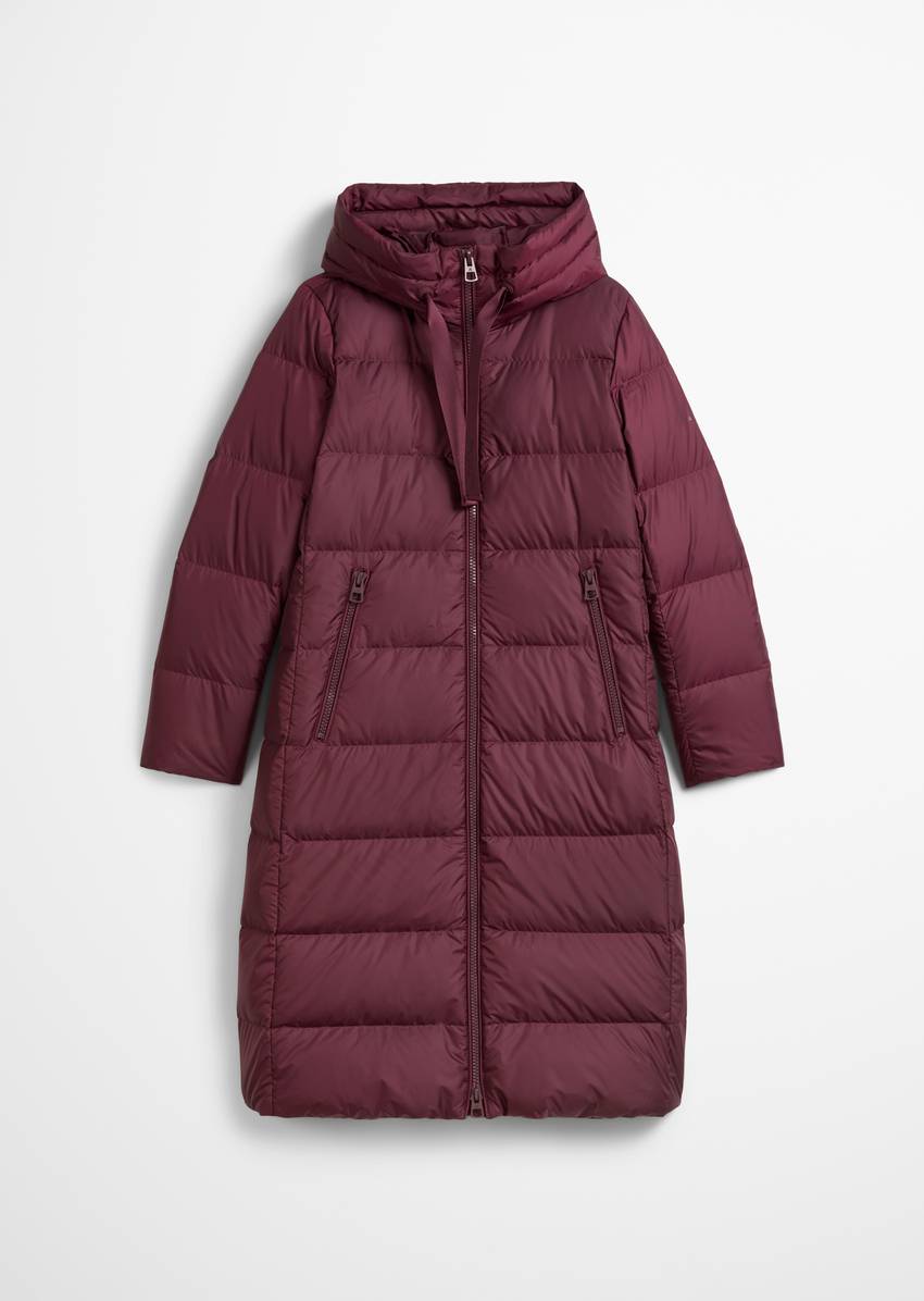 Hooded down coat fitted with water-repellent surface