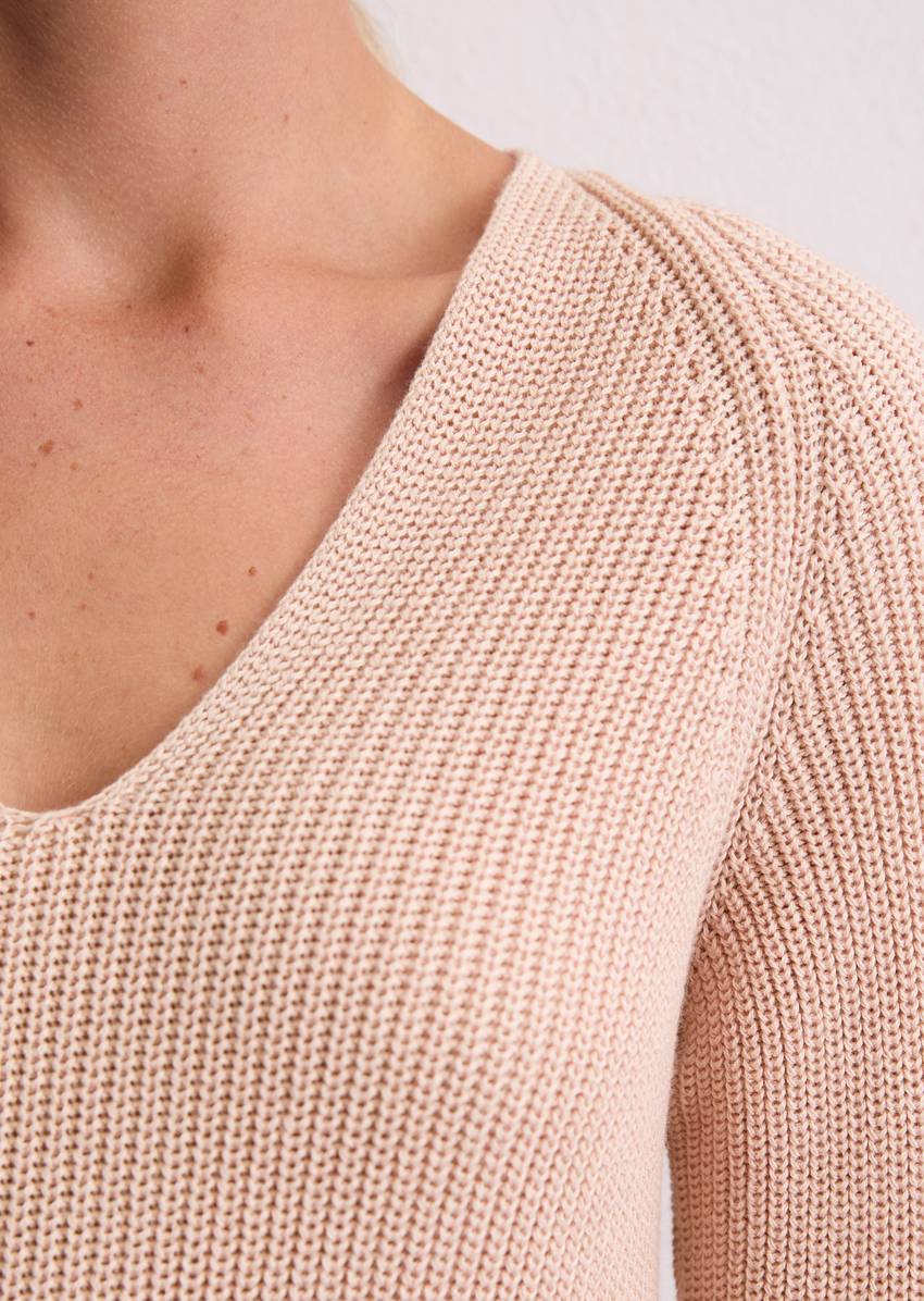 V-neck knitted sweater relaxed made from soft cotton yarn