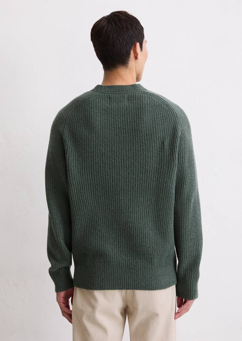 Sweater regular made from a soft virgin wool blend