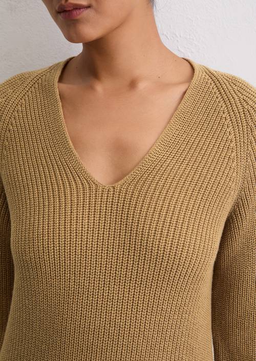 V-neck knitted sweater relaxed made from soft cotton yarn