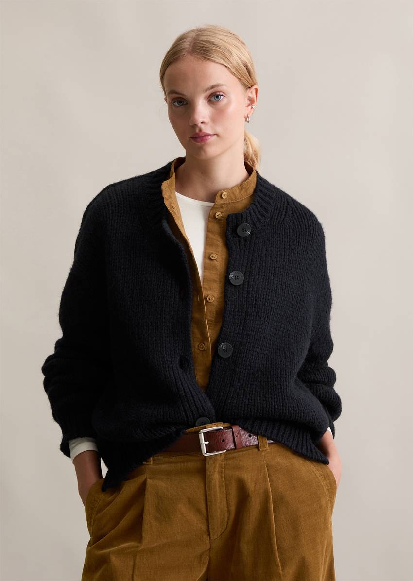 Relaxed cardigan made from a cozy virgin wool/alpaca blend