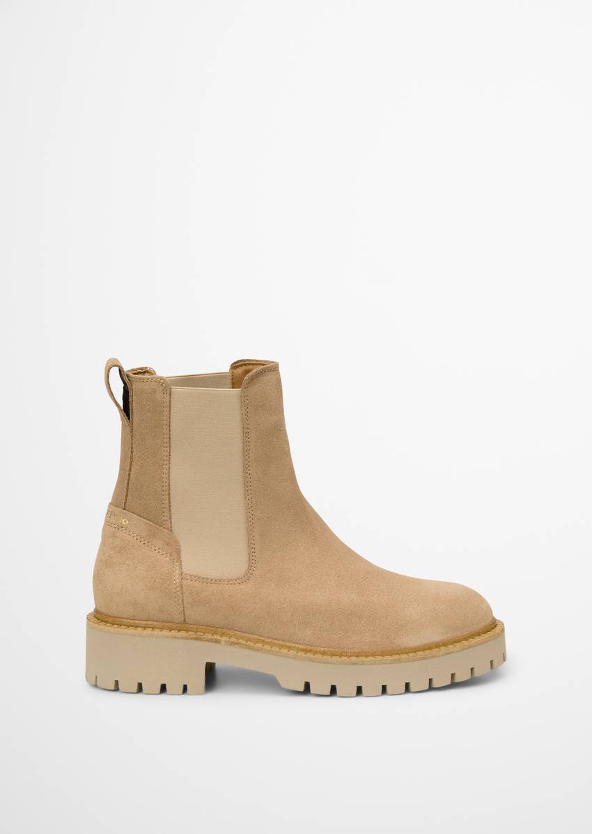 Chelsea boot with treaded sole