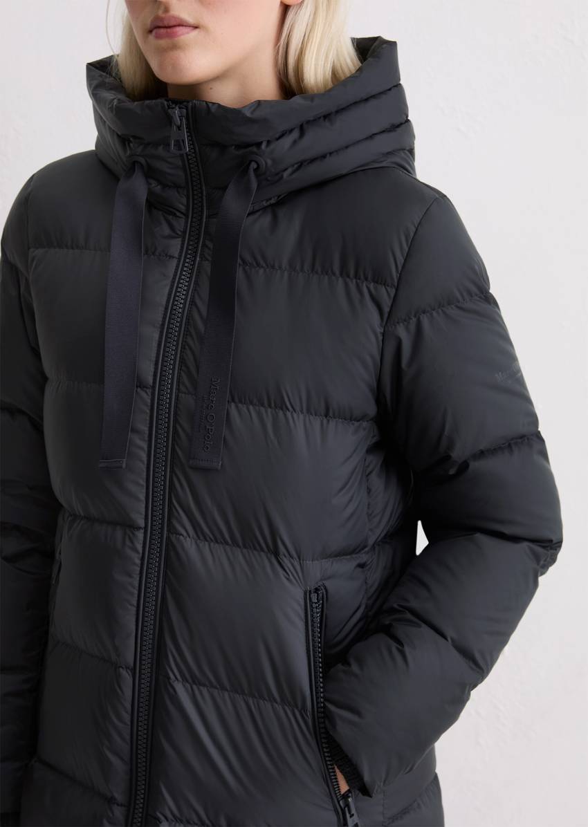 Hooded down coat fitted with water-repellent surface