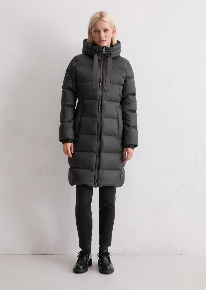 Hooded down coat shaped with water-repellent surface