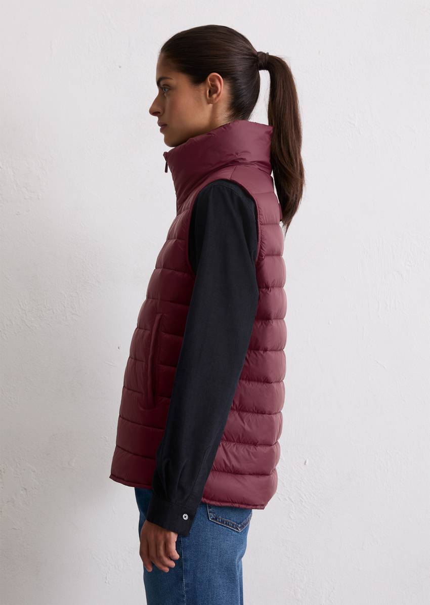 Lightweight quilted vest fitted with recycled materials
