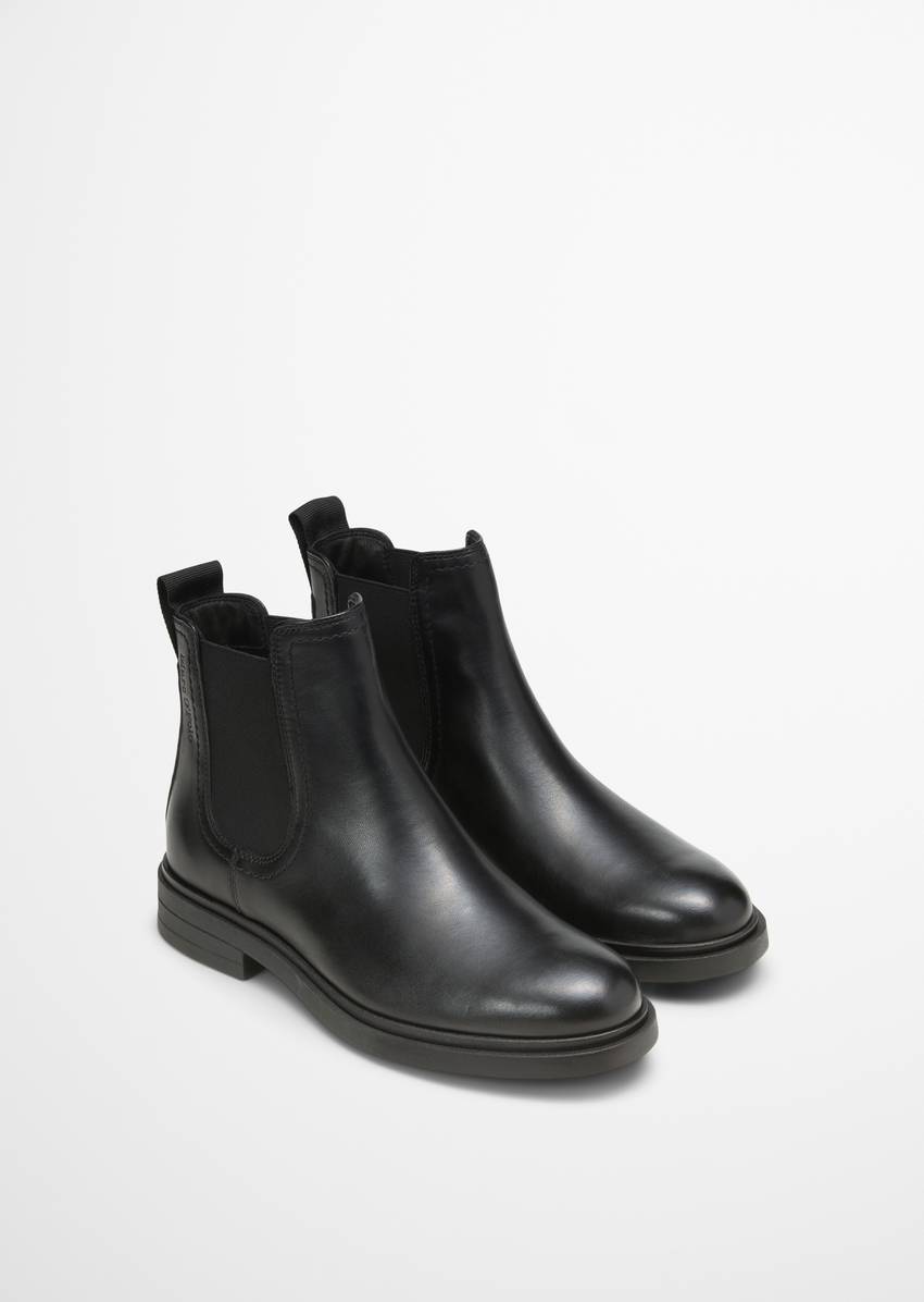 Chelsea boot made from fine cowhide