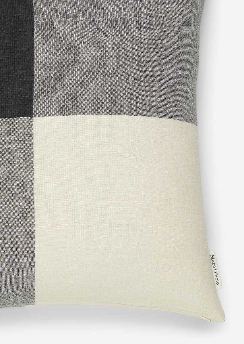 Decorative cushion model Erlend made from an organic cotton/linen blend