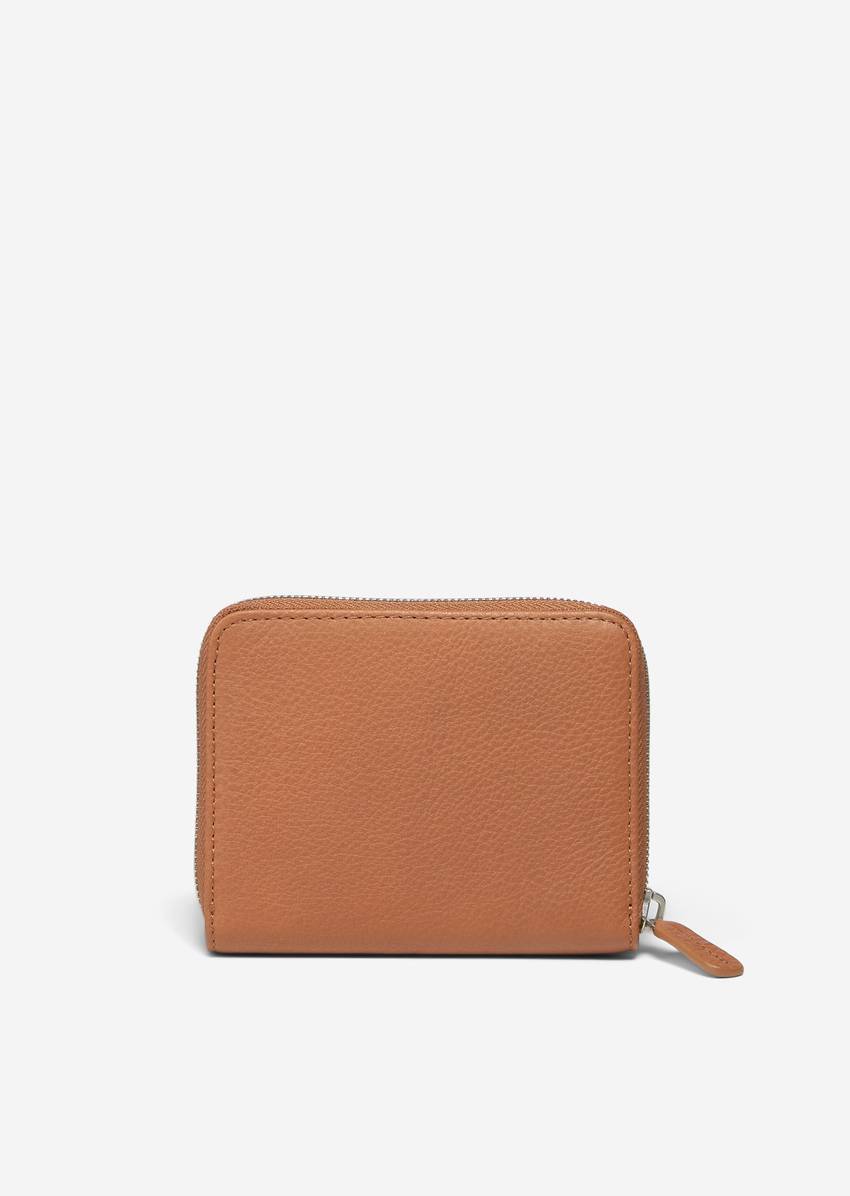 Zip purse made of high-quality leather material